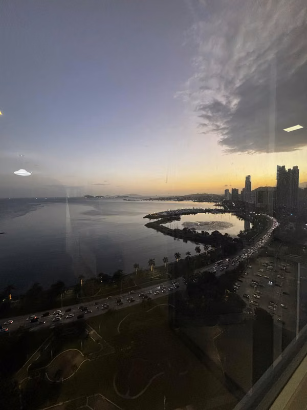 ALQUILO APARTAMENTO EN AVE, BALBOA, 2 RECAMARAS, AMOBLADO, 165M2, VISTA AL MAR, PH YOO