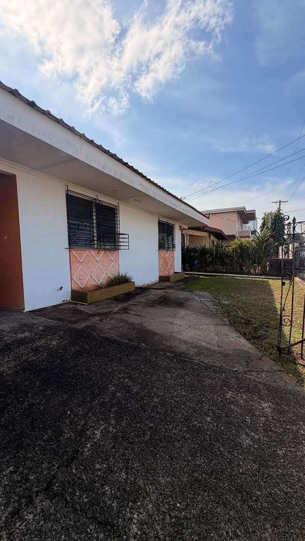 Large house sold in Chanis with excellent residential and commercial potential