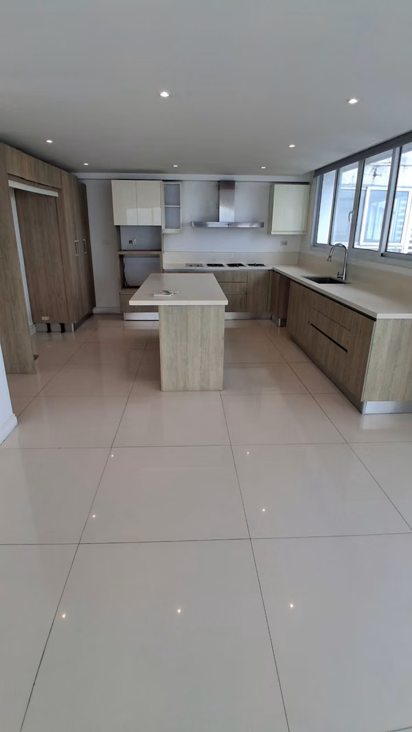 Sobre las Rocas. 416mts 3r 3b den remodelado $560,000.00NEG