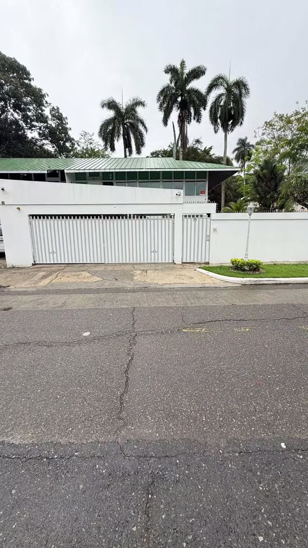 Casa esquinera en venta en Balboa, Ancón | 4 recámaras | $375,000