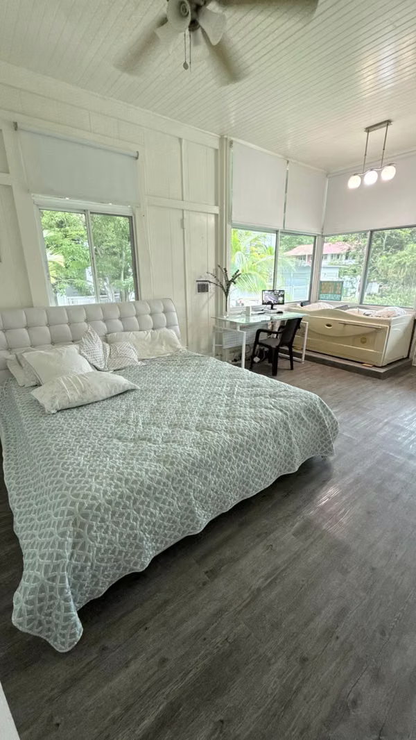 Casa esquinera en venta en Balboa, Ancón | 4 recámaras | $375,000