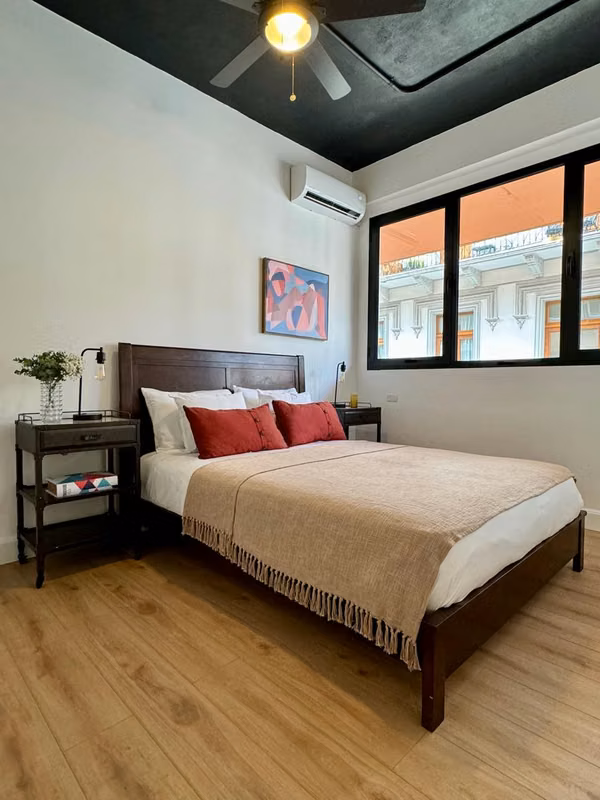 Apartamento Amoblado de 2 Recámaras en PH Plaza Central | Casco Viejo