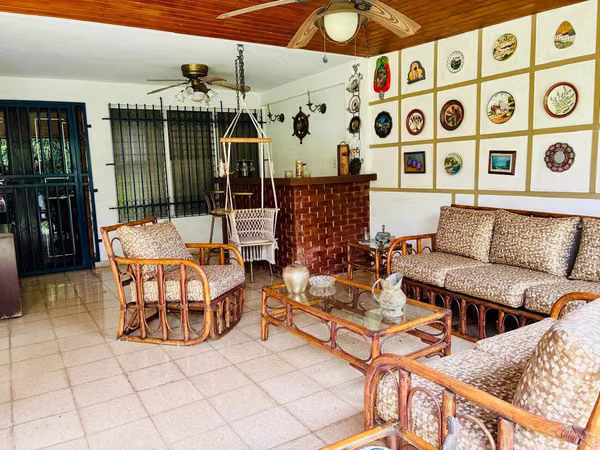 Sale of warm house with patio, terrace and deposit in Altos de La Loma - Pueblo Nuevo