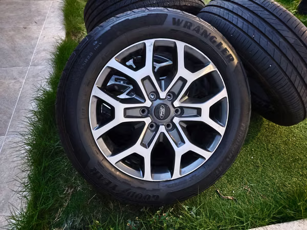 Vendo rines Ford de 20 pulgadas con llanta