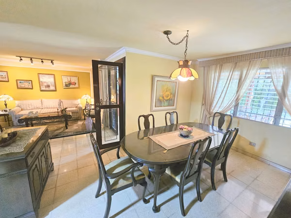Sale of House in Esquina with Huge Patio in Altos de La Loma - Pueblo Nuevo. Negotiable price