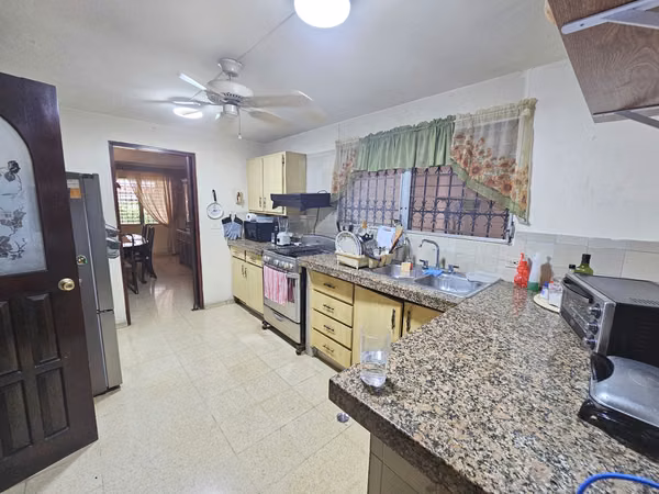 Sale of House in Esquina with Huge Patio in Altos de La Loma - Pueblo Nuevo. Negotiable price