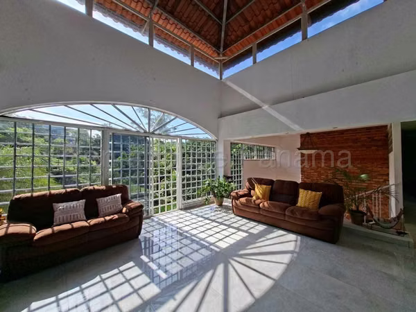 Venta de Casa en Las Cumbres, con Cascadas Naturales, Piscina y Cabaña GB