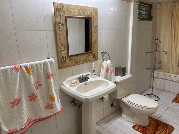 VENTA - HERMOSA CASA CON AMPLIO TERRENO EN CERRO AZUL (2,193 m²)