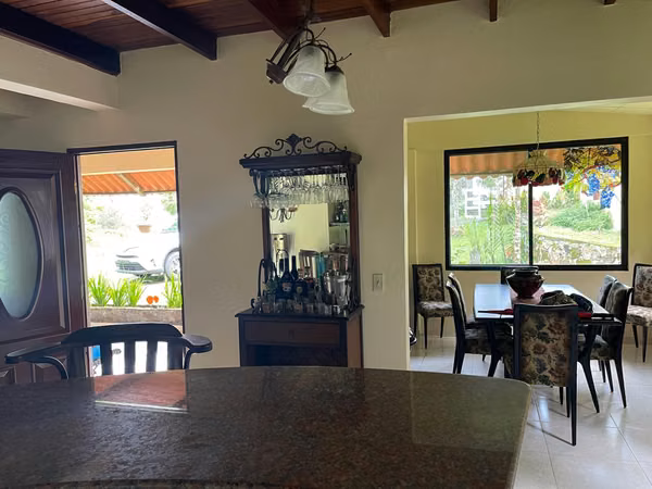 VENTA - HERMOSA CASA CON AMPLIO TERRENO EN CERRO AZUL (2,193 m²)