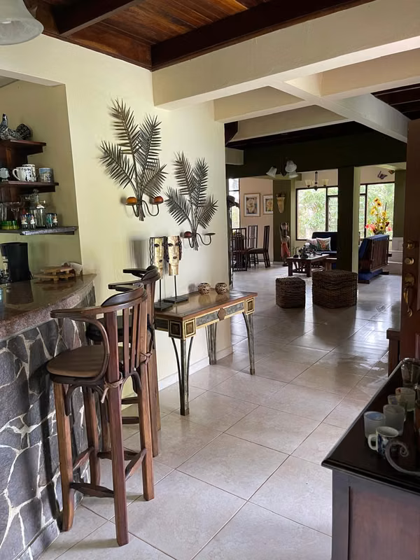 VENTA - HERMOSA CASA CON AMPLIO TERRENO EN CERRO AZUL (2,193 m²)