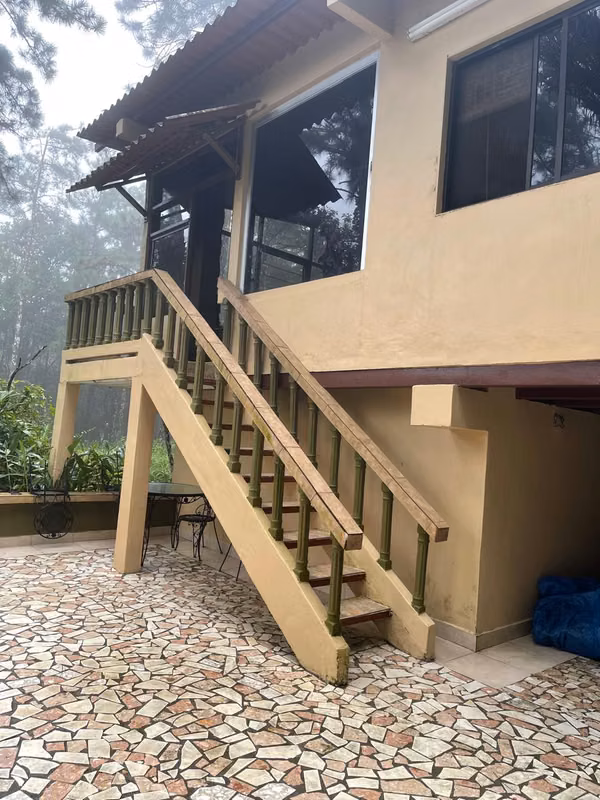 VENTA - HERMOSA CASA CON AMPLIO TERRENO EN CERRO AZUL (2,193 m²)