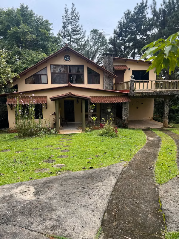 VENTA - HERMOSA CASA CON AMPLIO TERRENO EN CERRO AZUL (2,193 m²)