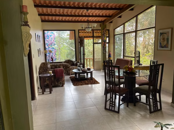 VENTA - HERMOSA CASA CON AMPLIO TERRENO EN CERRO AZUL (2,193 m²)