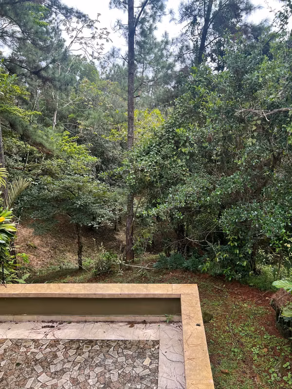 VENTA - HERMOSA CASA CON AMPLIO TERRENO EN CERRO AZUL (2,193 m²)