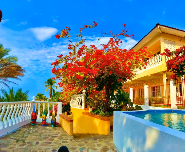 Cafe Gourmet Punta Corona. Sea front suites for rent