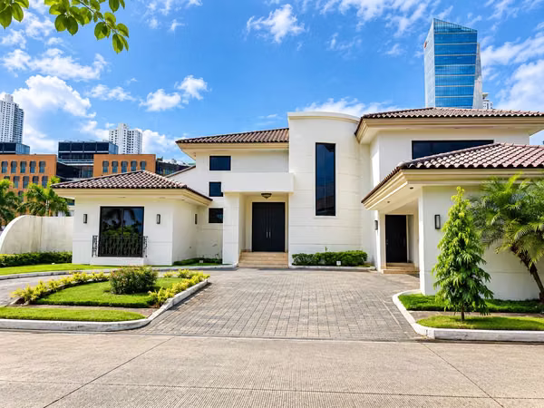 RENTAL HOUSE IN COSTA DEL ESTE.  (ALSO FOR SALE)