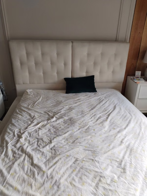 Bed queen and table