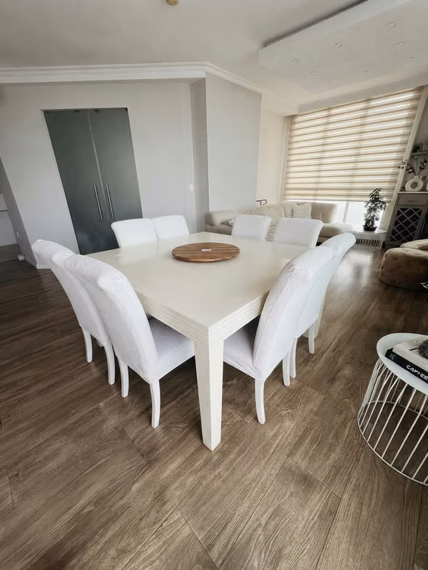 I sell 8-place wooden dining room