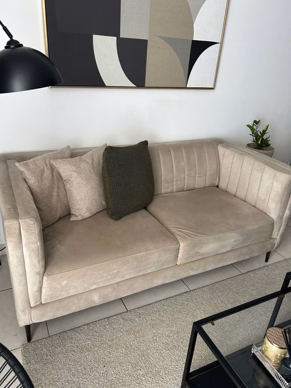 SELL SOFA 3 POSTS
