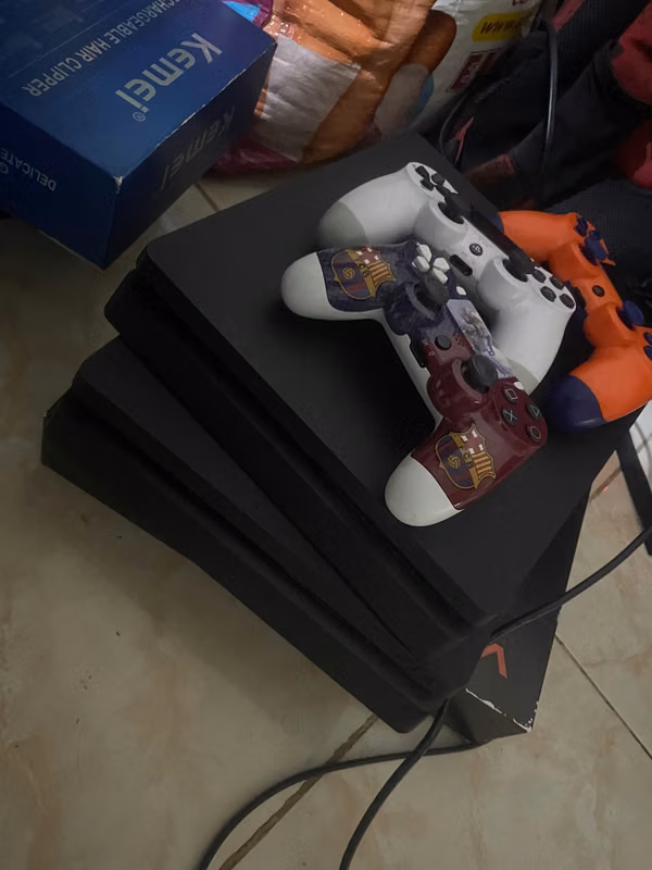 PS4 SLIM with 2 levers and Games
