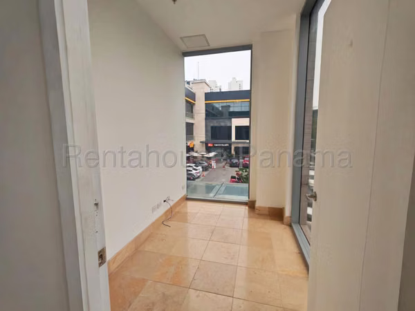 Commercial for Rent in El Crajo.