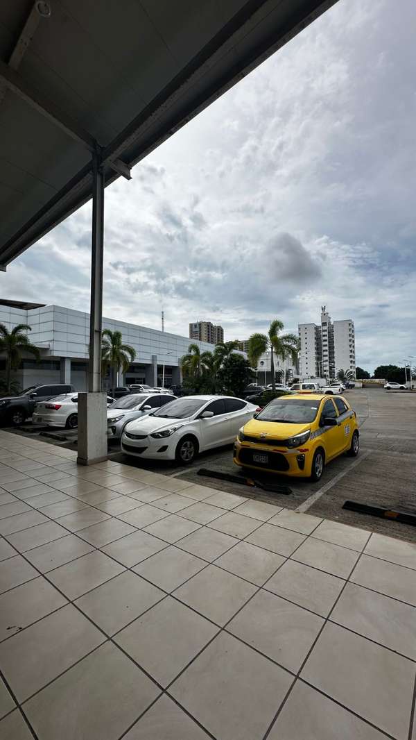 Local commercial rental the villages one side of the Xtra