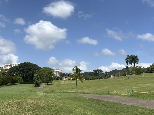 Exclusivo Apartamento en Tucán Country Club | Vista Verde, Amplio Balcón y Membresía de Golf Incluida