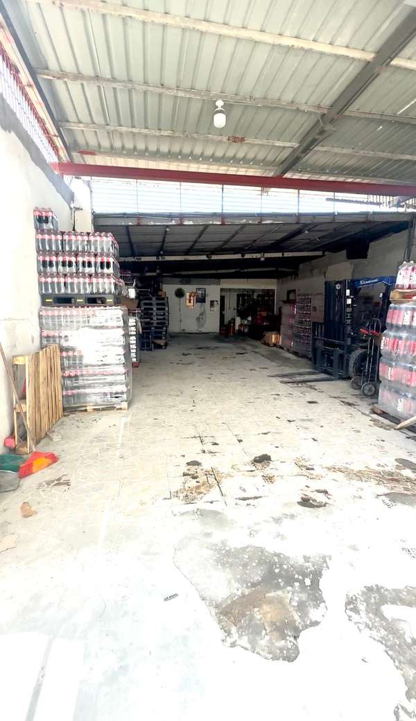 Alaquilo Galera comercial santa elene pegado a parque lefebre 300 mt2