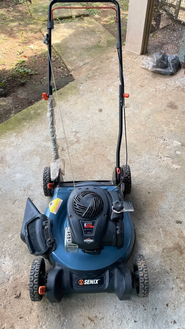 Corta grama y podaora de batería con cargador y sus dos baterías como nuevo todo precio negociable 