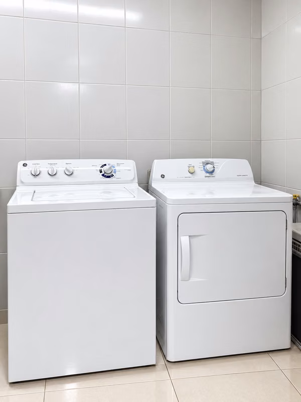 General Washing Center Electric Washing + Gas Dryer - 124; Low use - 124; Excellent condition.