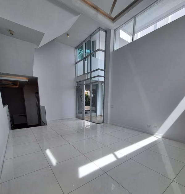 CASA MODERNA con PISCINA - ALTOS del GOLF - 640 m² Construidos