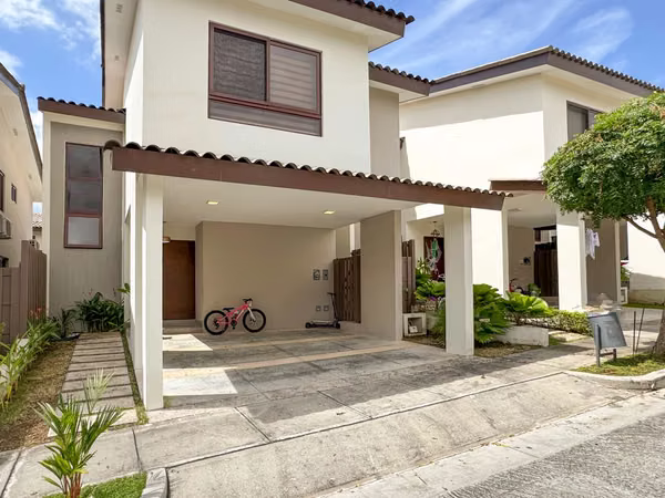 Se alquila casa en Brisas del Golf, Golf Gardens
