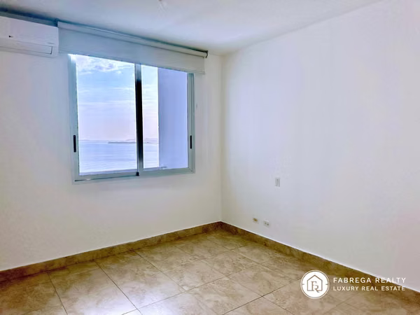 Apartment for sale in front of the sea - East Coast