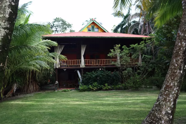 Fully Titled Waterfront Property Casa Alegria – 4BR House on Carenero (Private Dock )