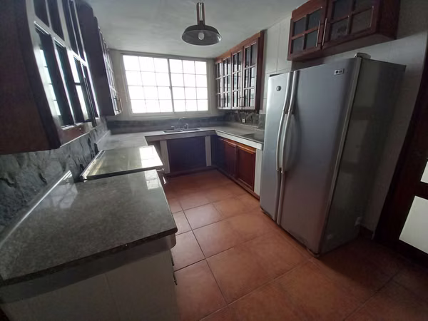 PH Parque Urraca. 264mts 3r 3b den $200,000.00neg