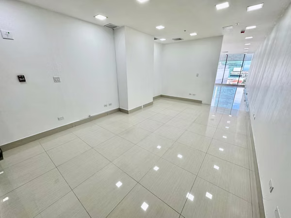 OFFICE IN RBS TOWER · 56 M ² · PRIVATE BATHROOM · 1002A