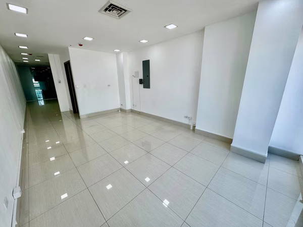 OFFICE IN RBS TOWER · 56 M ² · PRIVATE BATHROOM · 1002A