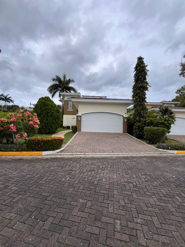 Vendo casa en Tucán Country Club, 505m2 de terreno, 3 recamaras, 290m2 de construcción.