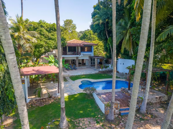 Amplia Casa Frente al Campo de Golf en Coronado – 6 Hab, Piscina y Jardín.