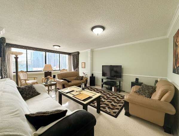 Spacious Fully Furnished Apartment in the heart of the neighborhood