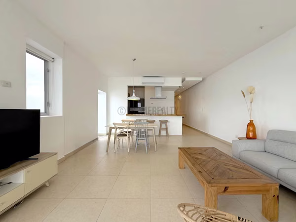 Furnished 1-Bedroom Apartment for Rent on Avenida Balboa – 144 m² with Ocean Views