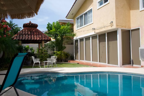 EAST COAST HOUSE WITH FAMILY POOL