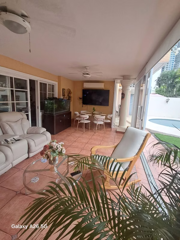 COSTA DEL ESTE CASA CON PISCINA UNIFAMILIAR