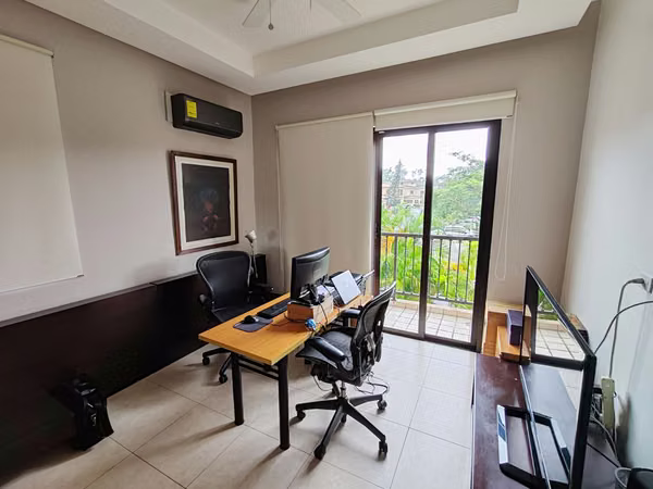 Se vende bella casa en P. H. Embassy Club, Clayton.