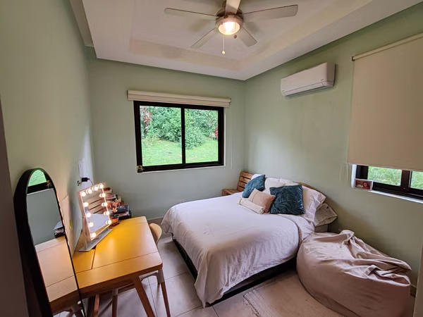Se vende bella casa en P. H. Embassy Club, Clayton.