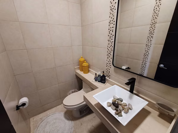 Se vende bella casa en P. H. Embassy Club, Clayton.