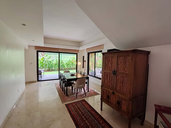 Se vende bella casa en P. H. Embassy Club, Clayton.