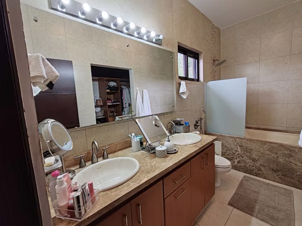Se vende bella casa en P. H. Embassy Club, Clayton.