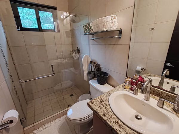 Se vende bella casa en P. H. Embassy Club, Clayton.