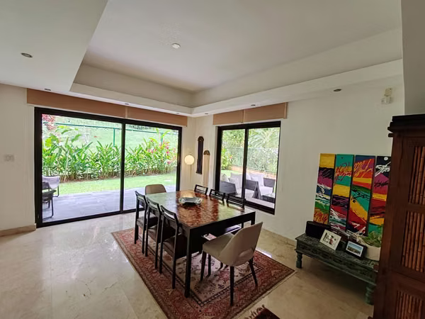 Se vende bella casa en P. H. Embassy Club, Clayton.